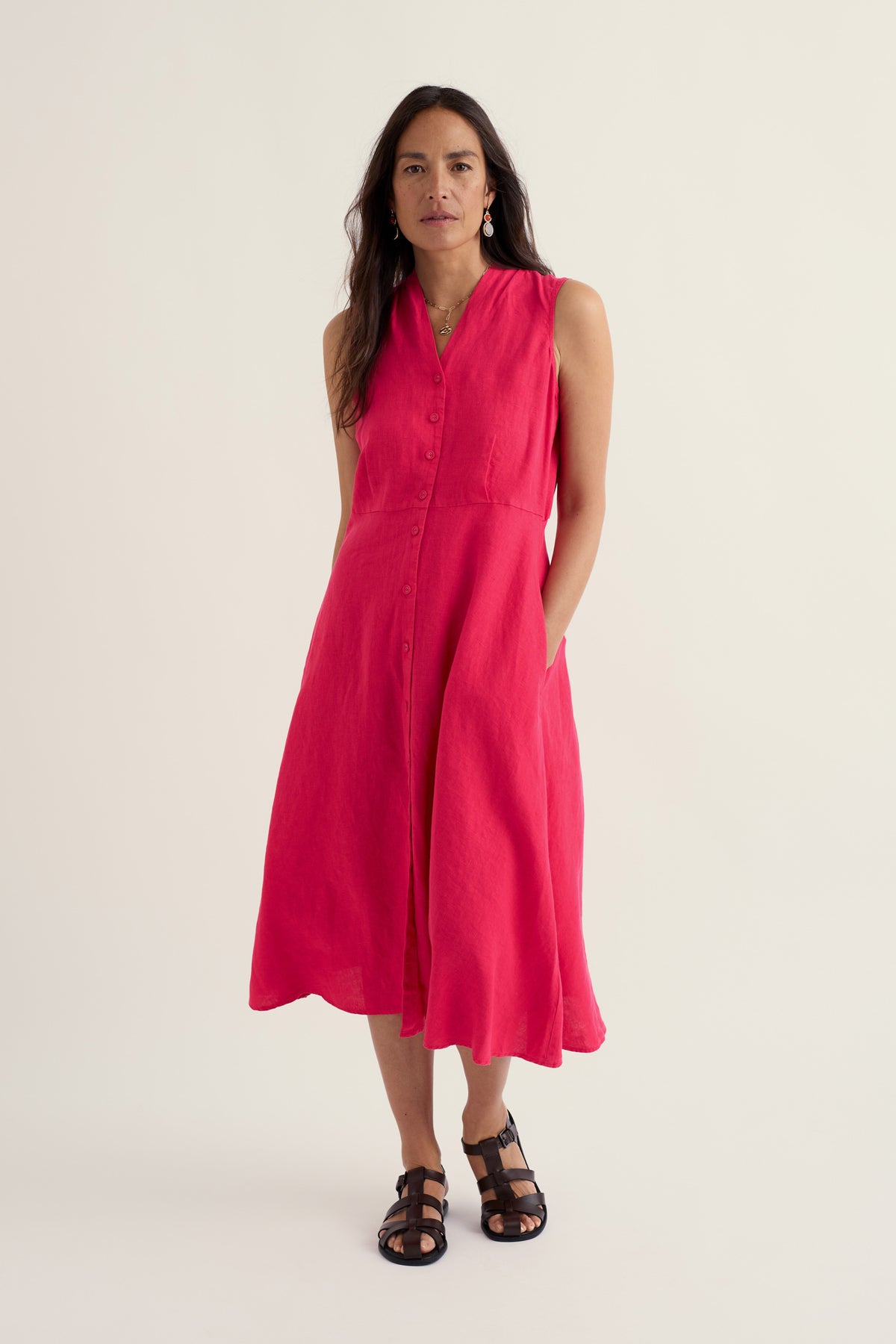 Ärmelloses Leinenkleid mit Holzschnitzerei-Muster